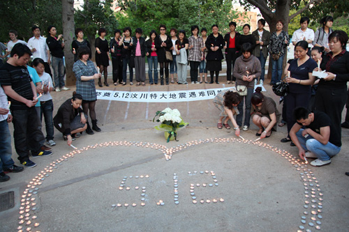 希腊侨界组织活动悼念地震遇难同胞