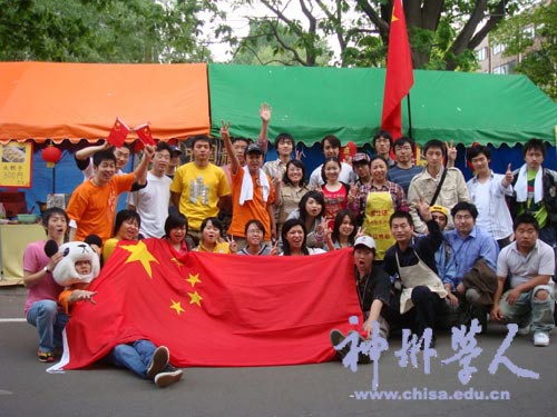 中国留学生宣扬中华文化
