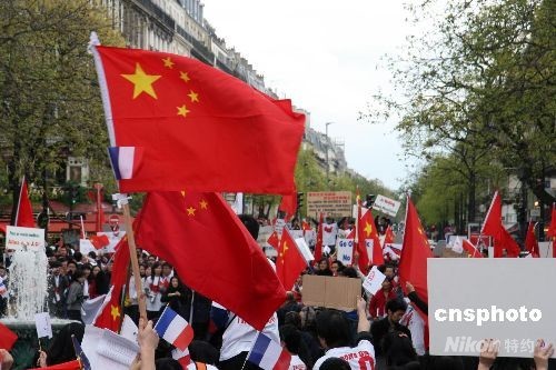 法国侨学界和平集会支持北京奥运