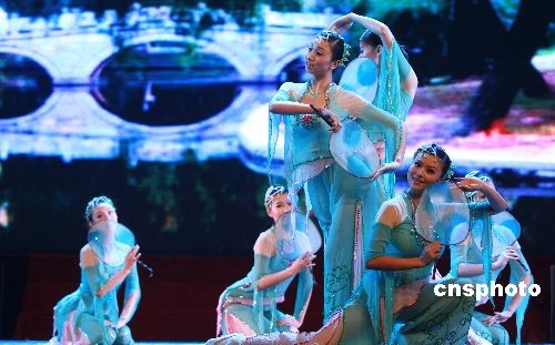 清新动人“雨中花”舞蹈绽放中国女性古典韵味