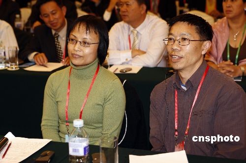 华裔青年聆听中国经济、侨务、外交政策演讲