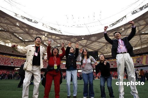 海外华裔青年参观“鸟巢”感受北京奥运文化